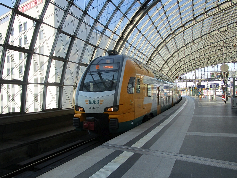 Einfahrt eines KISS-Triebzugs der ODEG in den Berliner Hauptbahnhof