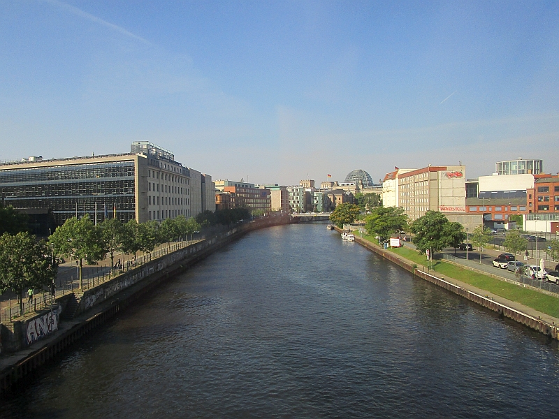 Fahrt über die Spree im Stadtgebiet von Berlin