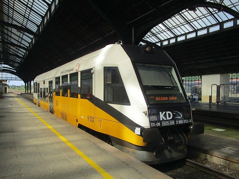 Polnischer Dieseltriebwagen der Reihe SA135 im Bahnhof Görlitz