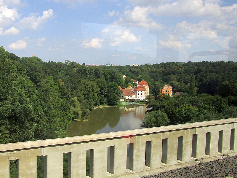 Fahrt über die Lausitzer Neiße mit Blick auf die Obermühle