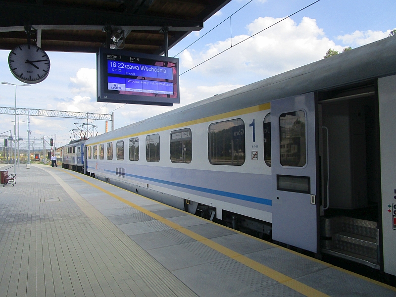 Intercity der polnischen Bahn PKP im Bahnhof Jelenia Góra