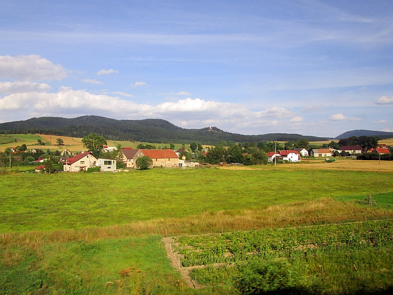 Blick aus dem Zugfenster auf die Ausläufer des Riesengebirges