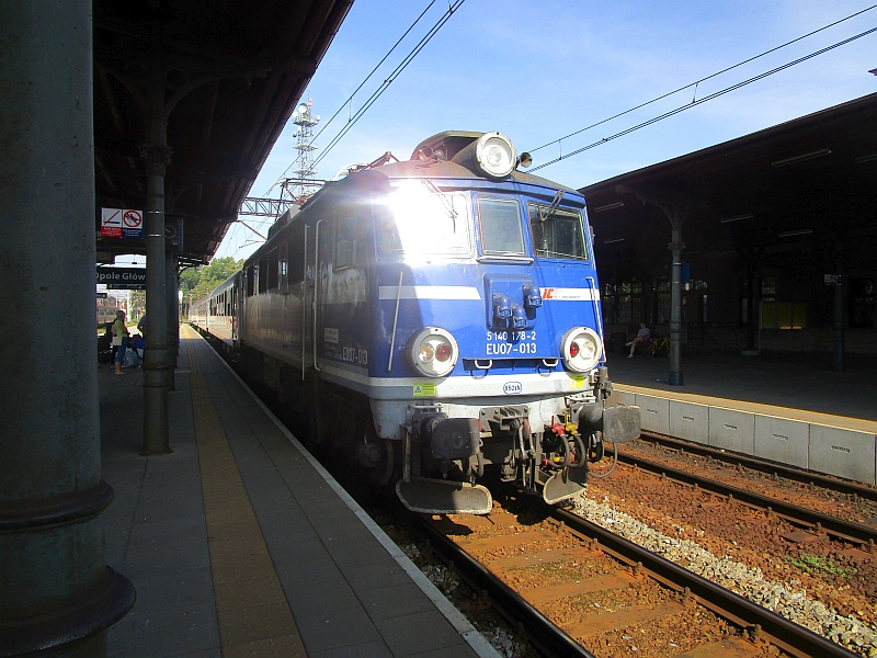 Einfahrt eines TLK-Zugs in den Bahnhof Opole Główne