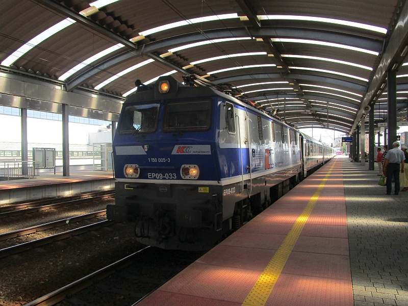 Einfahrt eines Eurocitys in den Bahnhof von Katowice (Kattowitz)