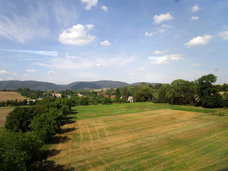 Blick aus dem Zugfenster auf die Landschaft Mährens