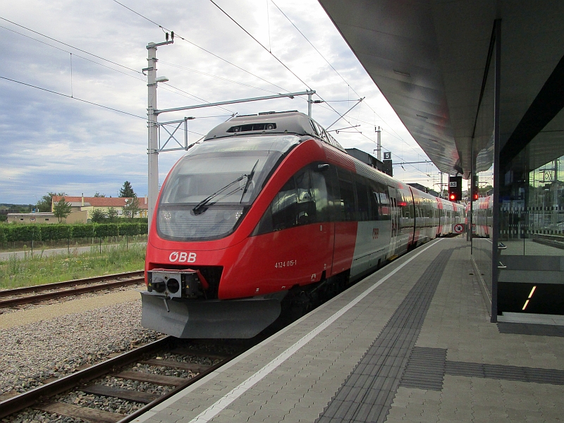 Talent-Triebzug der ÖBB im Bahnhof Neusiedl am See