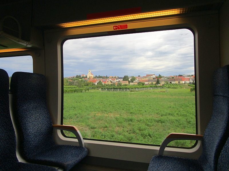 Blick auf die Pfarrkirche von Jois