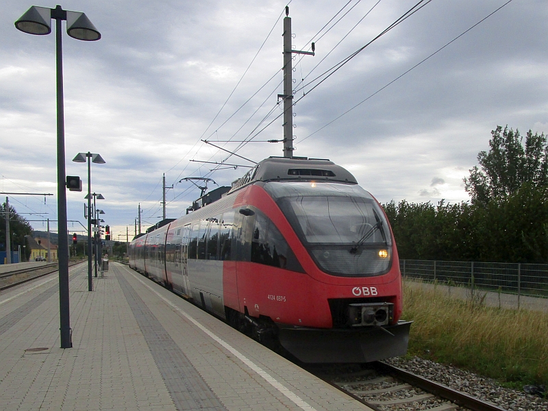 Einfahrt eines Talent-Triebzugs (Reihe 4124) in den Bahnhof Eisenstadt