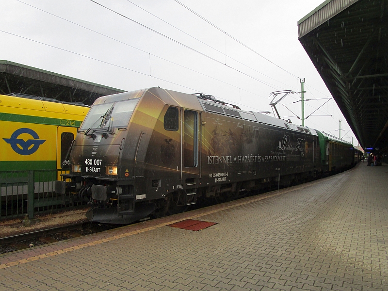 Intercity mit einer Lok mit Motiv des ungarischen Nationalhelden Franz II. Rákóczi