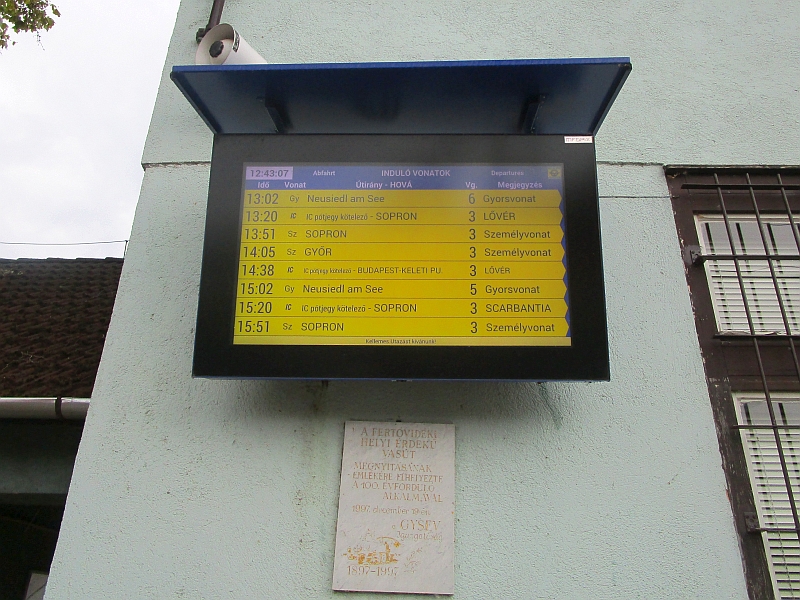 Monitor mit Fahrplananzeige am Bahnhof Fertőszentmiklós