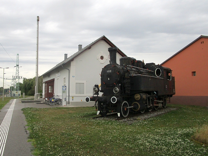 Denkmallok GySEV 122 am Haltepunkt Bad Neusiedl am See