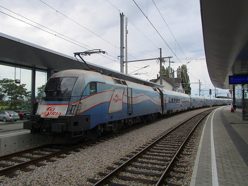 Railjet im Bahnhof Neusiedl am See