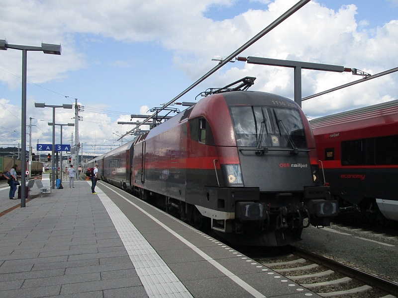 Einfahrt des Railjets nach München in den Hauptbahnhof Salzburg