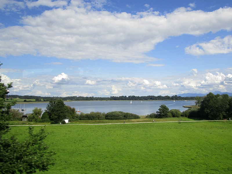 Blick vom Zug auf den Chiemsee