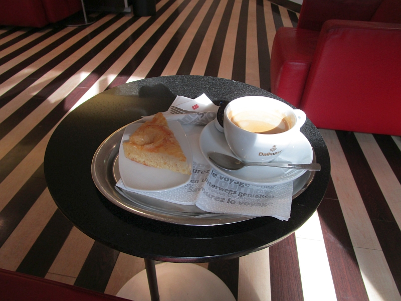 Kaffee und Kuchen in der DB-Lounge im Hauptbahnhof München