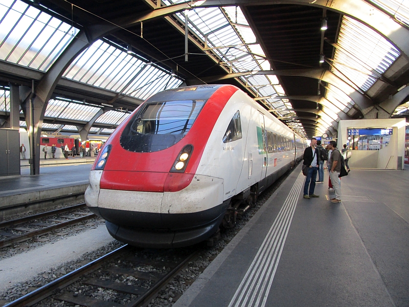 ICN-Triebzug im Hauptbahnhof Zürich
