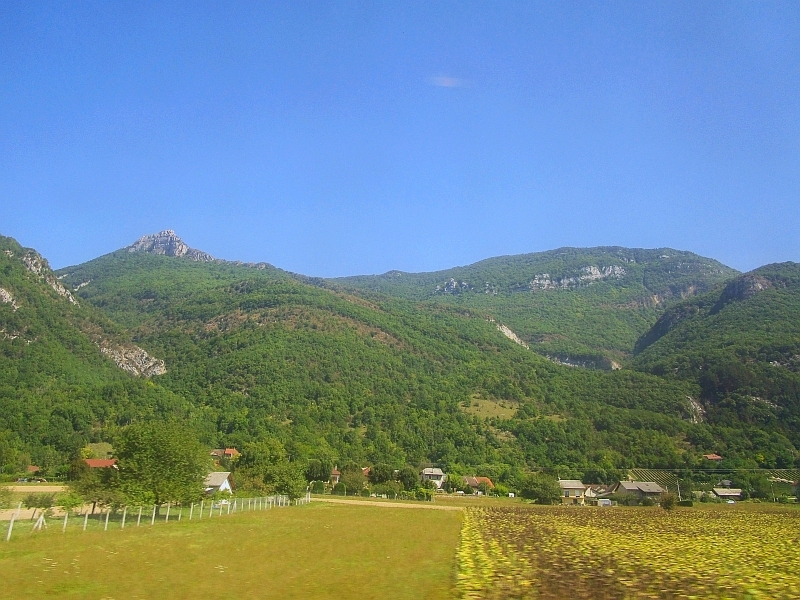 Blick aus dem Zugfenster auf den Bugey in den Ausläufern des Jura
