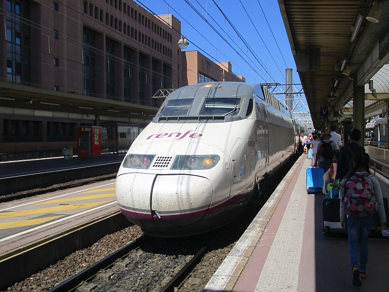 Spanischer AVE-Zug der Serie 100 im Bahnhof Lyon-Part-Dieu