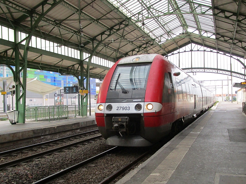 Triebzug der Reihe Z 27500 von TER Languedoc-Roussillon im Bahnhof Perpignan