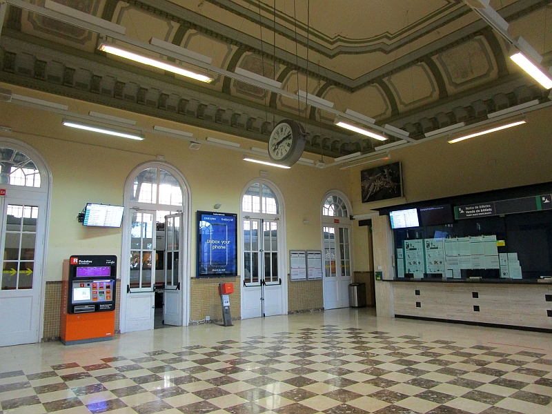 Schalterhalle im Bahnhof Port Bou