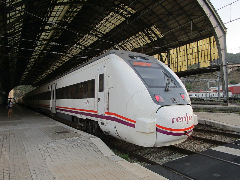 Elektrotriebzug der Serie 449 als Media Distancia