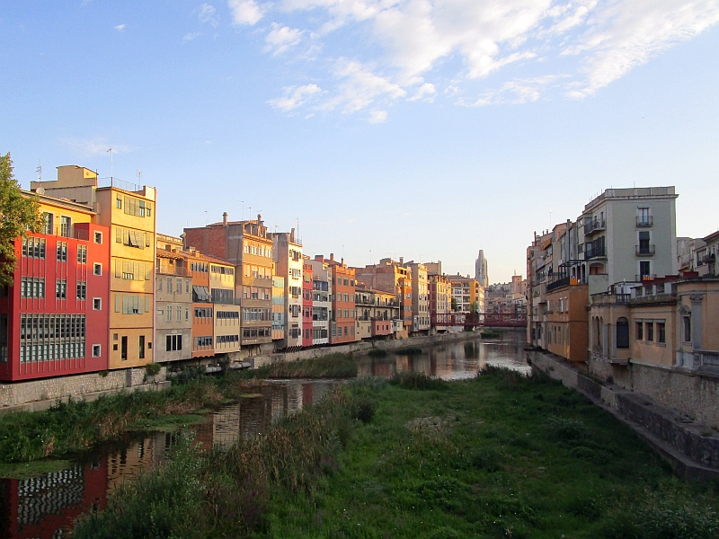 Bunte Häuser am Ufer des Onyar in Girona