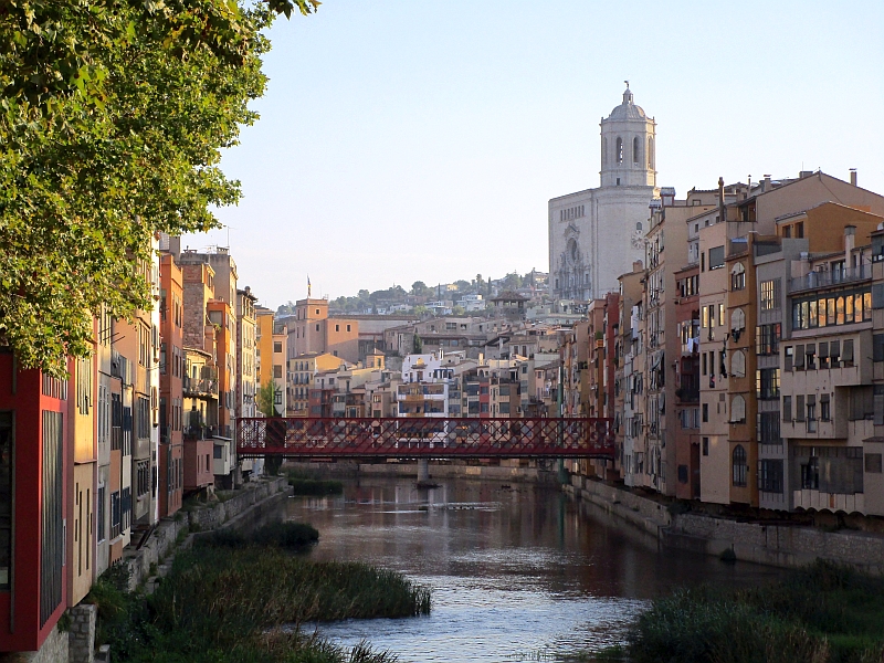 Blick über den Onyar zur Kathedrale Girona