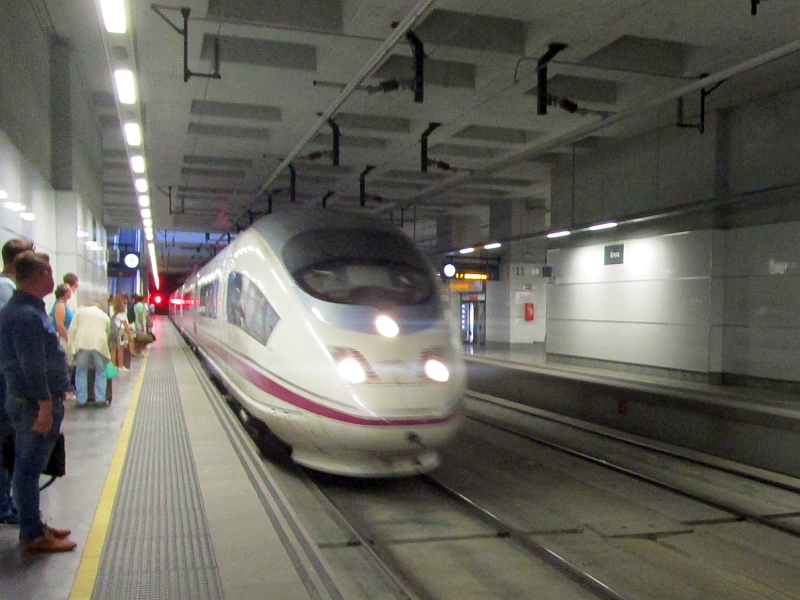 Einfahrt eines Velaro E in den Bahnhof Girona