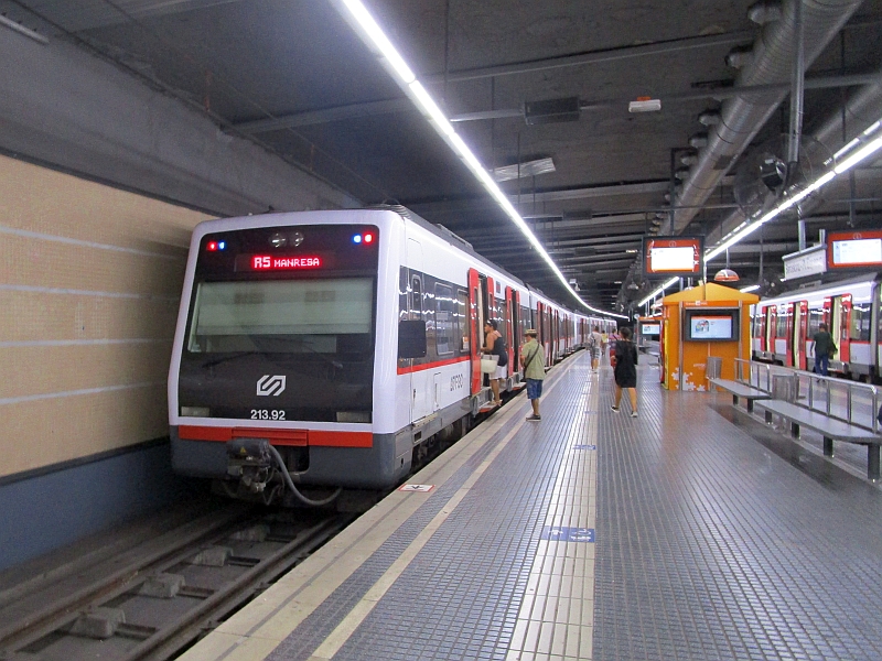 Zug der Linie R5 in der Station Plaça d'Espanya Barcelona