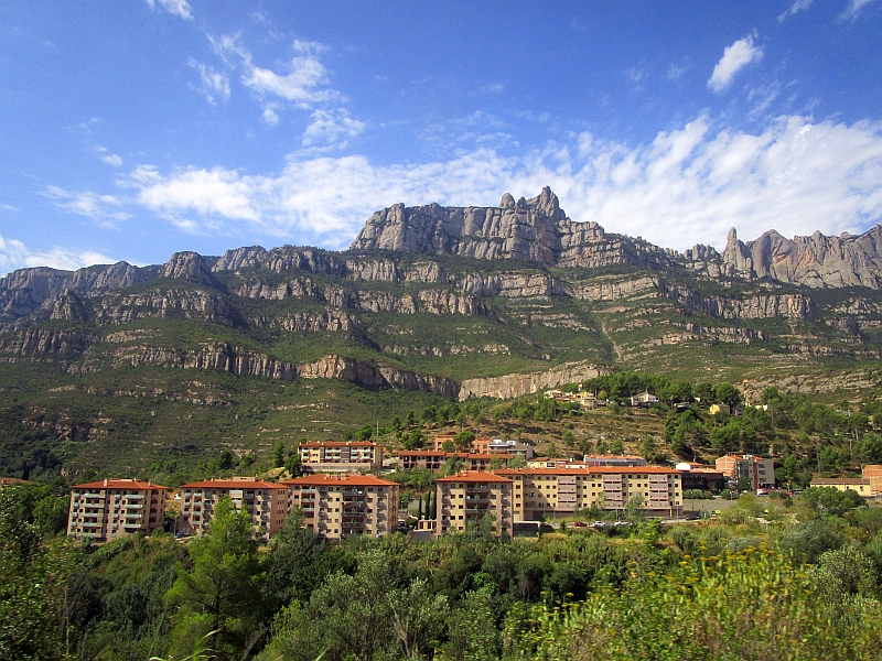 Blick aus dem Zugfenster auf das Montserrat-Gebirge