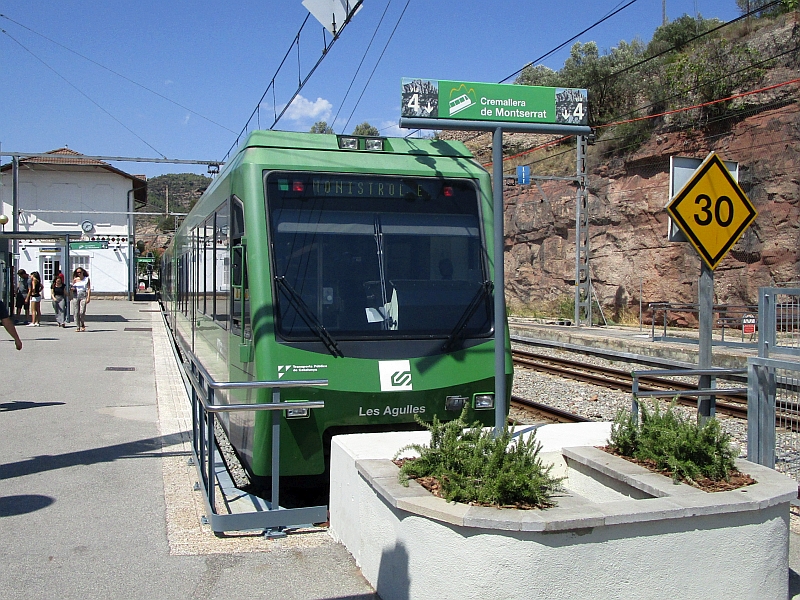 Zug der Zahnradbahn Cremallera de Montserrat im Bahnhof Monistrol