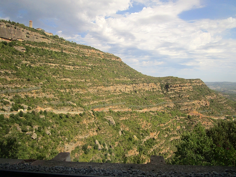 Blick auf die Trasse und das Kloster Monestir de Sant Benet de Montserrat