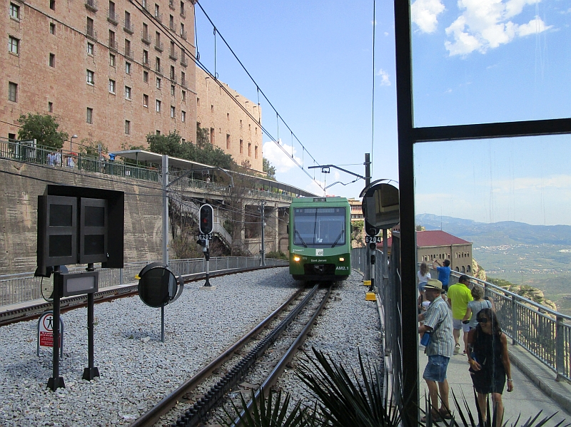 Einfahrt der Zahnradbahn Cremallera de Montserrat in die Bergstation