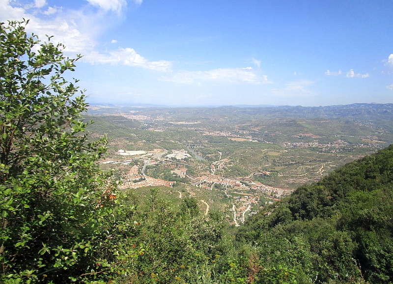 Blick von der Bahn ins Tal des Llobrega