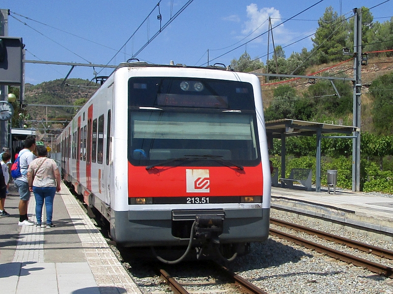 Einfahrt des Zugs der Linie R5 in den Bahnhof Monistrol