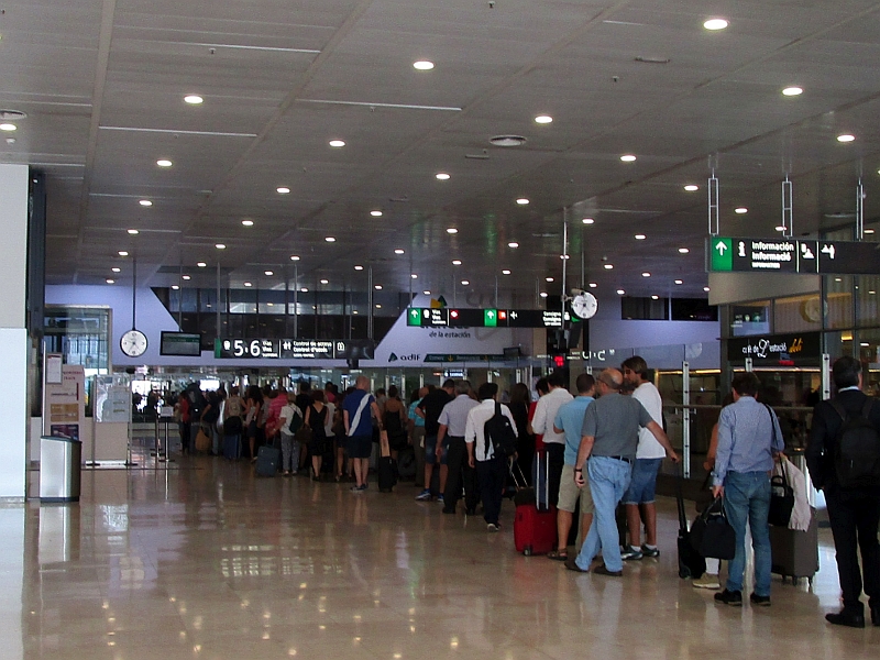 Warteschlange zum Boarding im Bahnhof Barcelona Sants