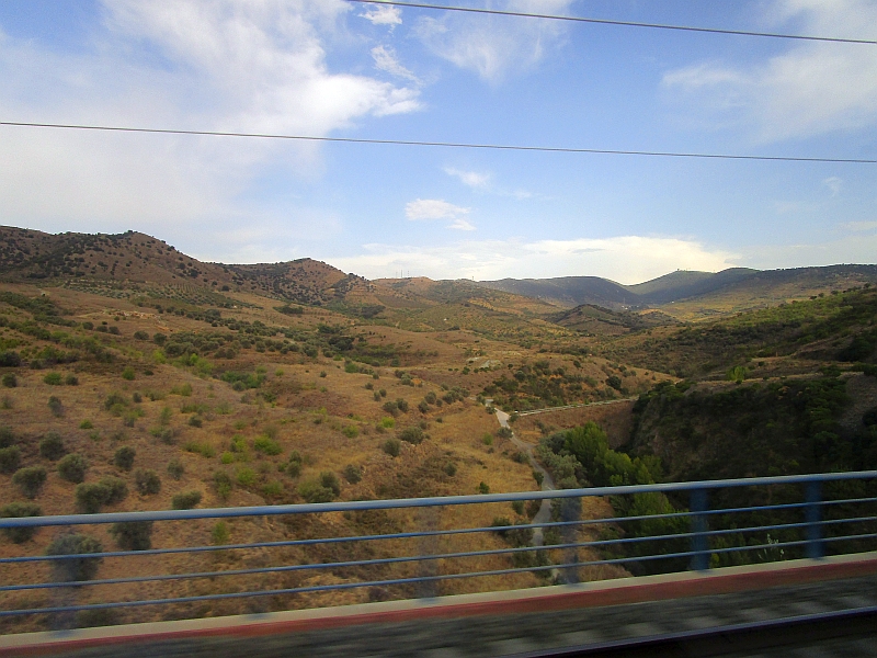 Blick aus dem Zugfenster auf der Schnellfahrtstrecke im Iberischen Gebirge