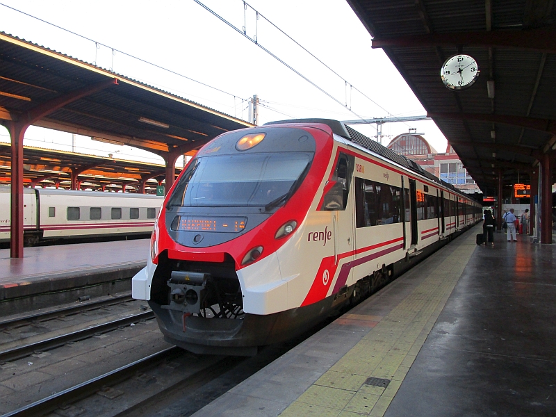 Cercanías-Triebzug nach der Ankunft im Bahnhof Madrid Chamartín