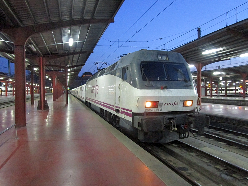 Lok der Serie 252 vor dem Nachtzug Madrid-Lissabon
