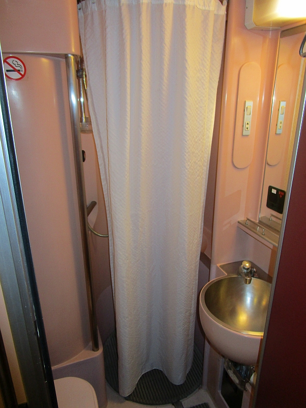 Dusche und Toilette im Schlafwagenabteil 'Gran-Clase'