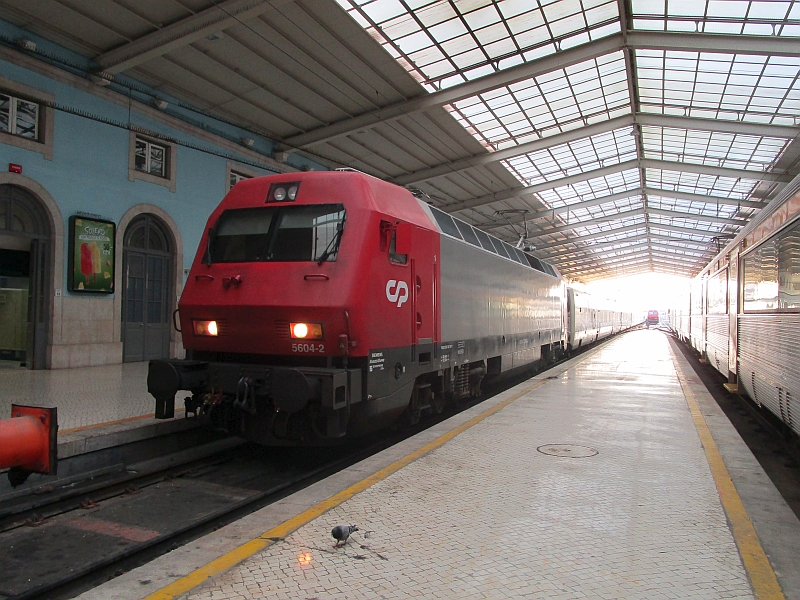 Nachtzug nach der Ankunft im Bahnhof Lissabon Santa Apolónia