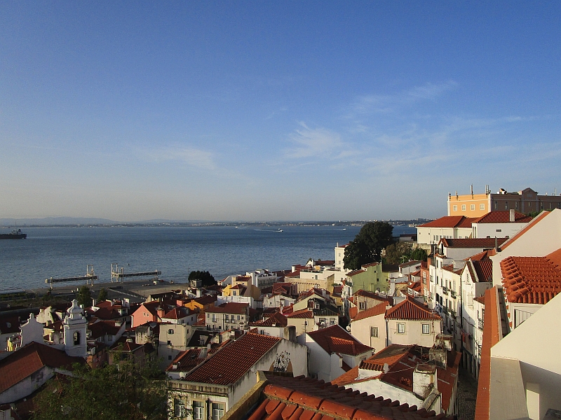 Blick über die Dächer von Lissabon zum Tejo