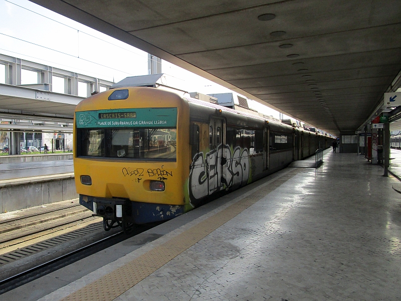 Nahverkehrszug der CP Urbanos de Lisboa zur Fahrt auf der Linha de Cascais