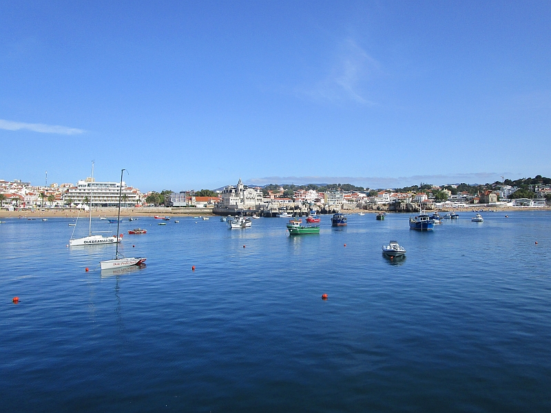 Blick über die Bucht zu den Stränden von Cascais zum Palacio Seixas