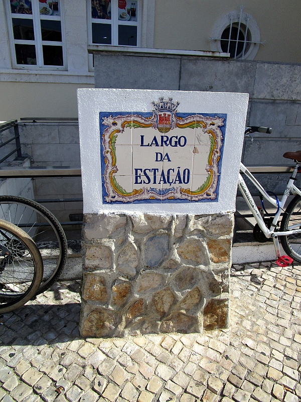 Straßenschild am Largo da Estação (Bahnhofsplatz)