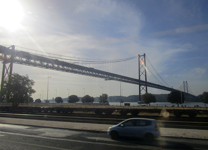 Fahrt unter der Brücke 'Ponte 25 de Abril'