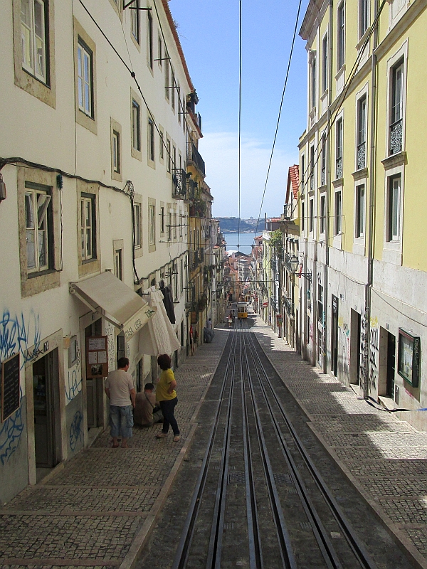 Blick auf die Streckenführung der Standseilbahn Ascensor da Bica in Lissabon