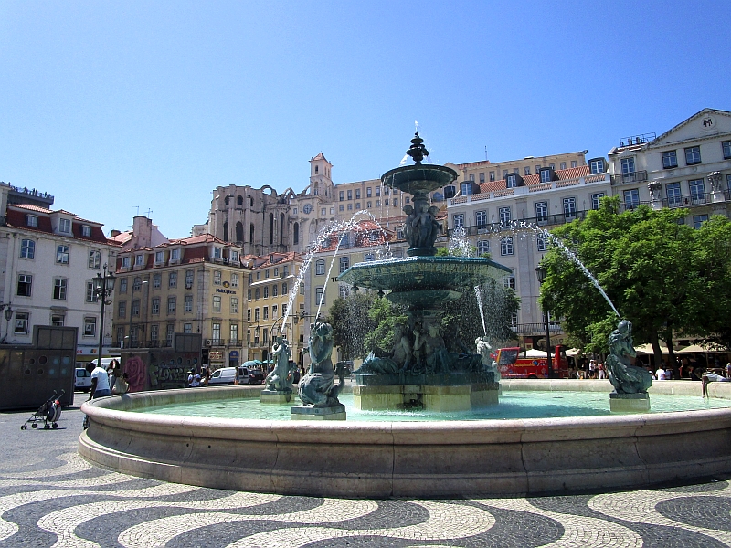 Brunnen auf dem Rossio, im Hintergrund die Ruine des ehemaligen Klosters Convento do Carmo