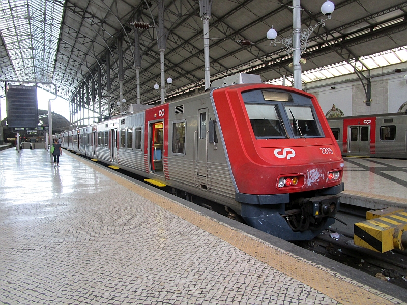 Elektrotriebzug der Baureihe 2300 im Bahnhof Rossio