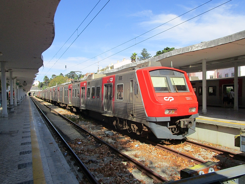 Zug nach Lissabon im Bahnhof Sintra